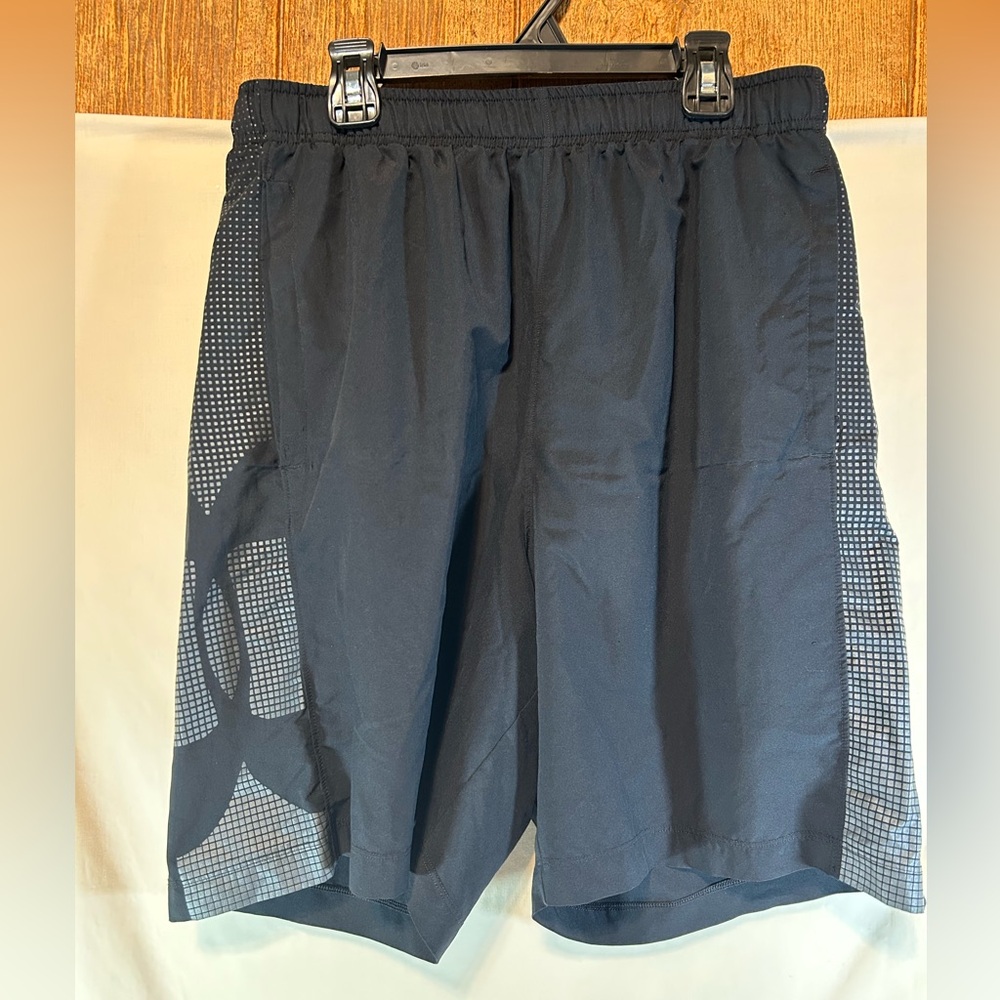 Under Armour men’s black heat gear shorts with pockets M